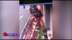 فیلم حمله خودروی شاسی بلند به حریم عابر پیاده و زیر گرفتن دو مرد جوان