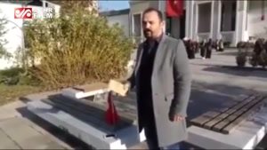 فیلم: شهروندان ترکیه موبایل های آمریکایی خود را از بین می برند