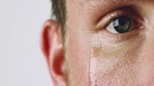 چرا مردها نباید جلوی گریه کردن خود را بگیرند