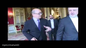 وزیر امور خارجه فرانسه از دست دادن با ظریف امنتاع میکند تا جلوی پلکان خروجی وی را بدرقه میکند