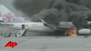 لحظه آتش سوزی و ترکیدن موتور هواپیما در حین خروج مسافرین