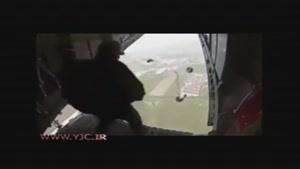 حادثۀ غیرمنتظره هنگام پریدن از هواپیمای نظامی