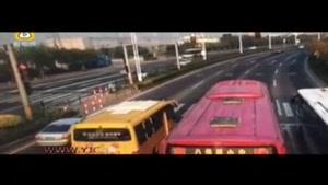 سقوط دلخراش کامیون بر روی اتوبوس مدرسه