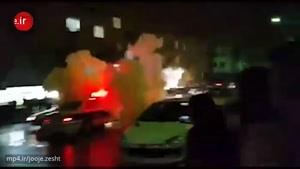 لحظه پرتاب ترقه به داخل خودرو پلیس در مشهد و خروج دلخراش مامور انتظامی از داخل ماشین