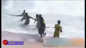 بیرون کشیدن لاشه هواپیمای سقوط کرده از آب در ساحل عاج