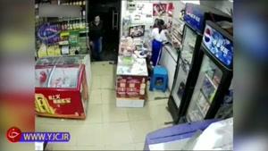 لحظه ربودن یک دختربچه در سوپرمارکت
