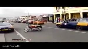 حرکات نمایشی دیوانه وار با موتورسیکلت در خیابان