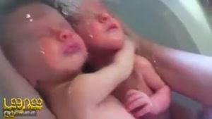 این دوقلوها هنوز نمیدونن که به دنیا اومدن و فکر میکنن هنوز تو شکم مادرشون هستن 😍