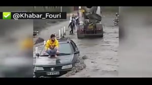 تلاش برای نجات راننده گرفتار در سیل طرقبه مشهد