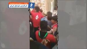 کتک زدن هوادار پرسپولیس توسط هواداران تراکتورسازی در تبریز