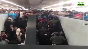 تماشا - زخمی شدن مسافران مترو به دلیل تراکم جمعیت
