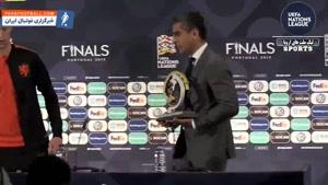 مراسم اهدای جایزه بهترین بازیکن جوان لیگ ملت های اروپا  به دی یونگ