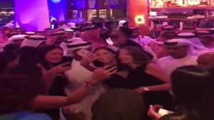 سلفی خانمها با محمدبن سلمان  برای اولین بار در کلوپ شبانه در عربستان