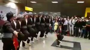رقص کردی گروه دیلان ارومیه در مترو تهران😃😍