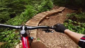 دوچرخه سواری در جنگل با مسیر های دشوار و خطرناک