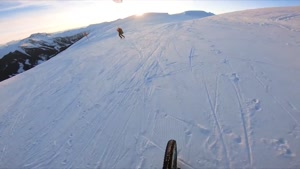 حرکات دیدنی دوچرخه سوار در کوهستان برفی