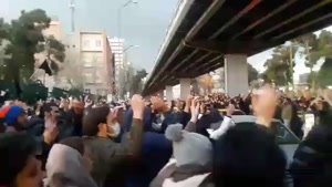 اجتماع مردم مقابل دانشگاه  امیرکبیر