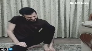 وقتی نوید محمدزاده انگشت پاش می خوره به پایه مبل