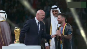 لحظه بالا بردن کاپ قهرمانی جام جهانی 2022 توسط مسی