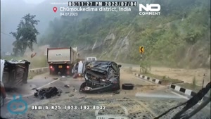 سه خودرو در جاده ای در هند با فرو افتادن تخته سنگ های بزرگ
