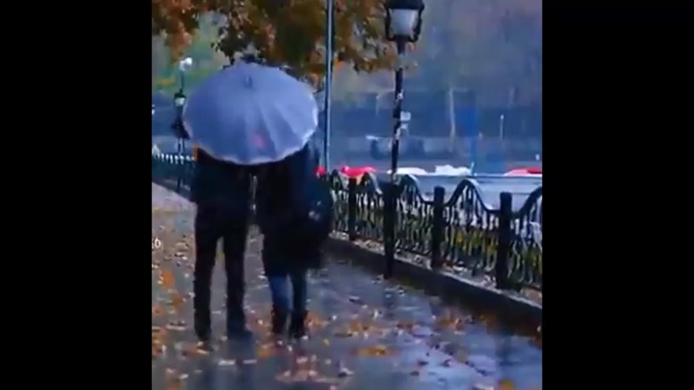 کلیپ عاشقانه زیر بارون