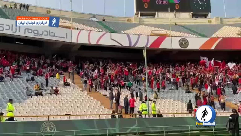 تشویق بی امان هواداران تراکتور در ورزشگاه آزادی