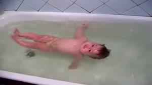 شناگر کوچولو در وان حمام