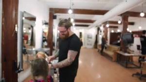 دختربچه ای که موهای خودشو به بچه های سرطانی داد