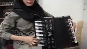 اجرای زیبای یک قطعه آهنگ آذری توسط دختر ایرانی